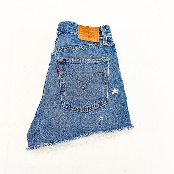 Levi's Ribcage Blue Denim Jean Shorts Embroidered Daisies Size 29 - Picture 6 of 6